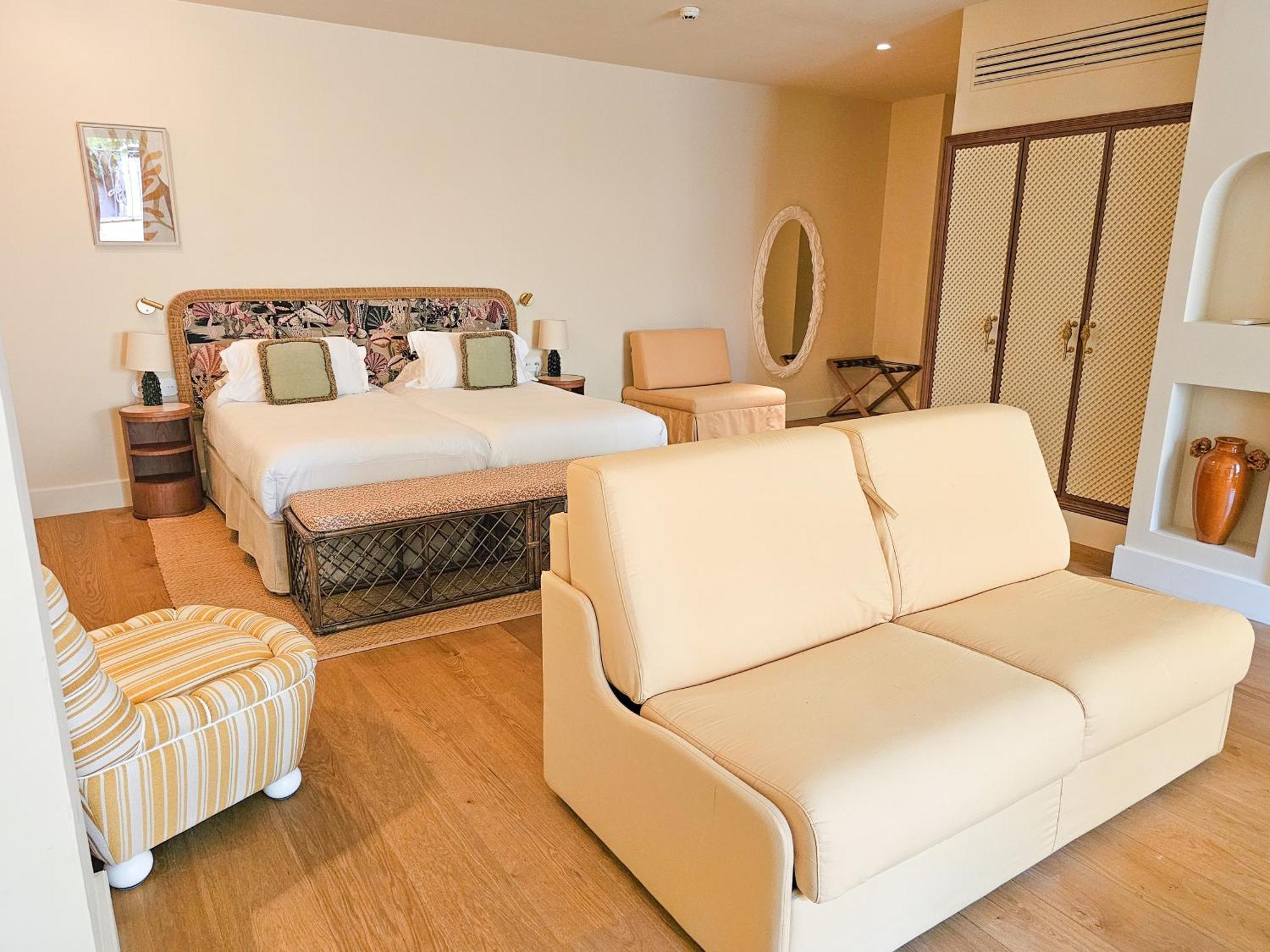 Hotel La Perouse Baie Des Anges 4*